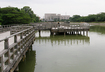 学問の神様「長岡天満宮」の八条ヶ池に架かる水上橋が気持ちいい。