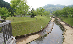 小川が流れる「須知川河川水辺公園」はキレイに整備され、お弁当を食べに少し寄り道するには最適。